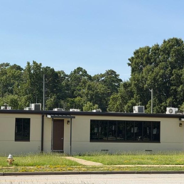 Single-story building with rooftop lightning protection
