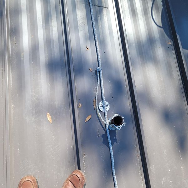Lightning conductor run across a standing-seam roof